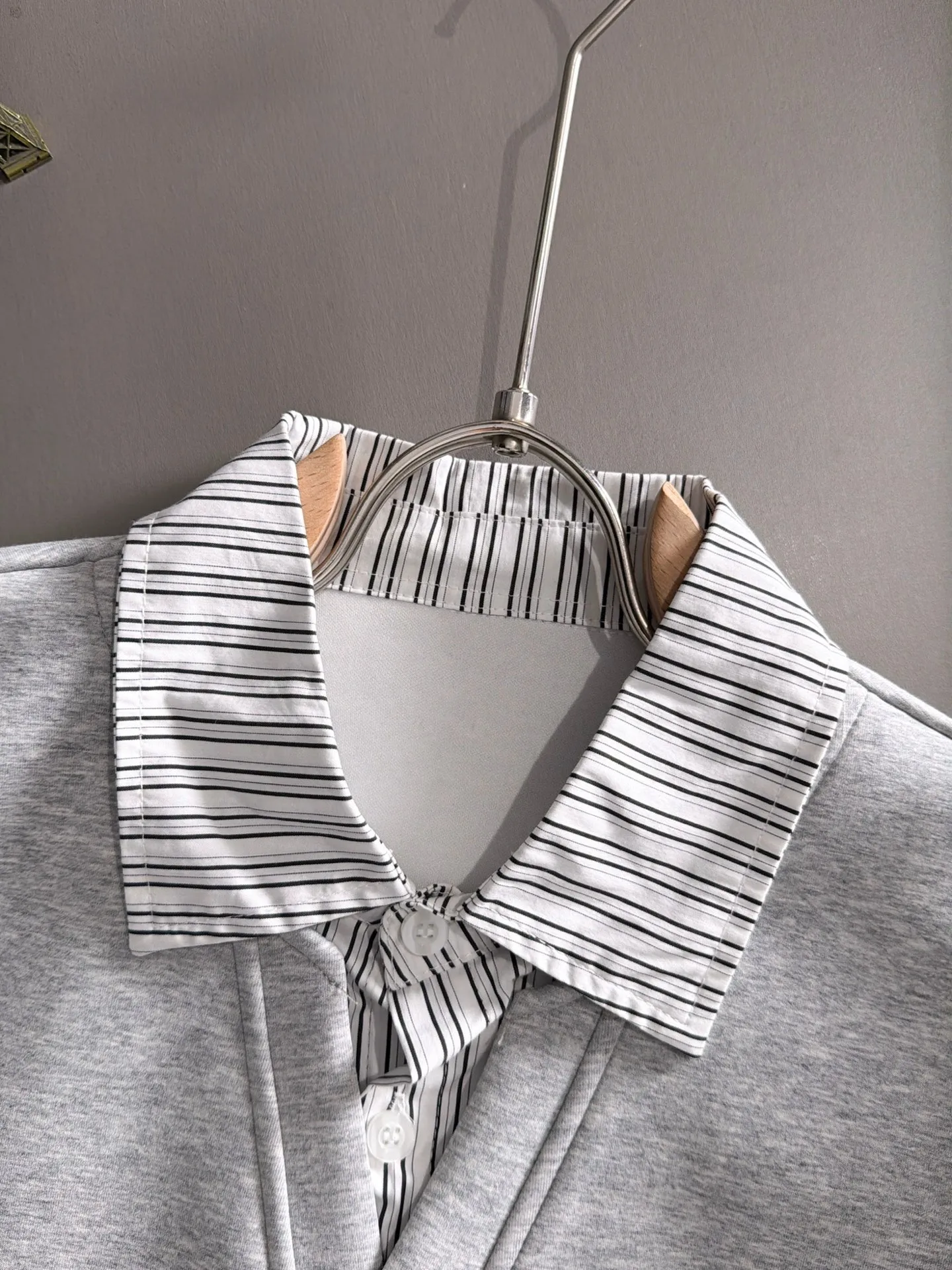 Mengkou's exclusive first release of the 2026 autumn and winter New Arrival sweatshirt long-sleeved men and women. Same Style. Many stars have the same style. Craftsmanship that cannot be copied by ordinary small workshops. We are not afraid of any challenges in terms of materials, detail restoration and craftsmanship, just to provide you with wonderful products. Compare the top Original versions at will. No expense is spared just to make it better. Unique imported fabric feel. Purely imported German machine production. Precision operation. Thousands of needles density. A full set of New Arrival accessories with three standards can be customized simultaneously. Versatile upper body is fashionable, a perfect choice for autumn and winter, and a must-have item. Sizes: S-4XL (please state your height and weight when placing an order)